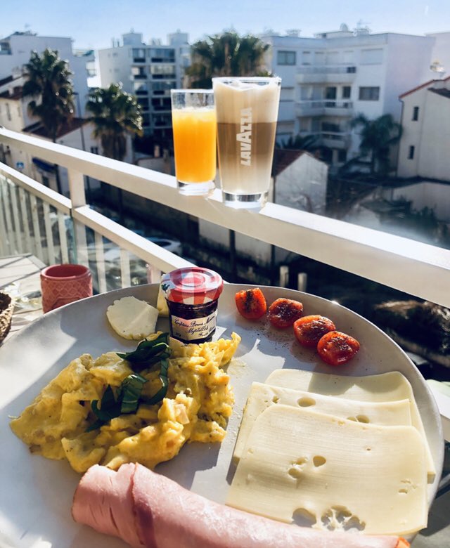 pguillou42's tweet photo. Voilà Brunch du dimanche matin avant #SENGUIEQU ce soir (20H00) sur @beinsports_FR avec #FloMartin. Avant la fine équipe pour #EGYMAR (16hH00) @Vanessalemoigne @Margot_Dumont @samuelollivier @RobertMalm @MedhiBenatia https://t.co/BTmu1bA6Q1