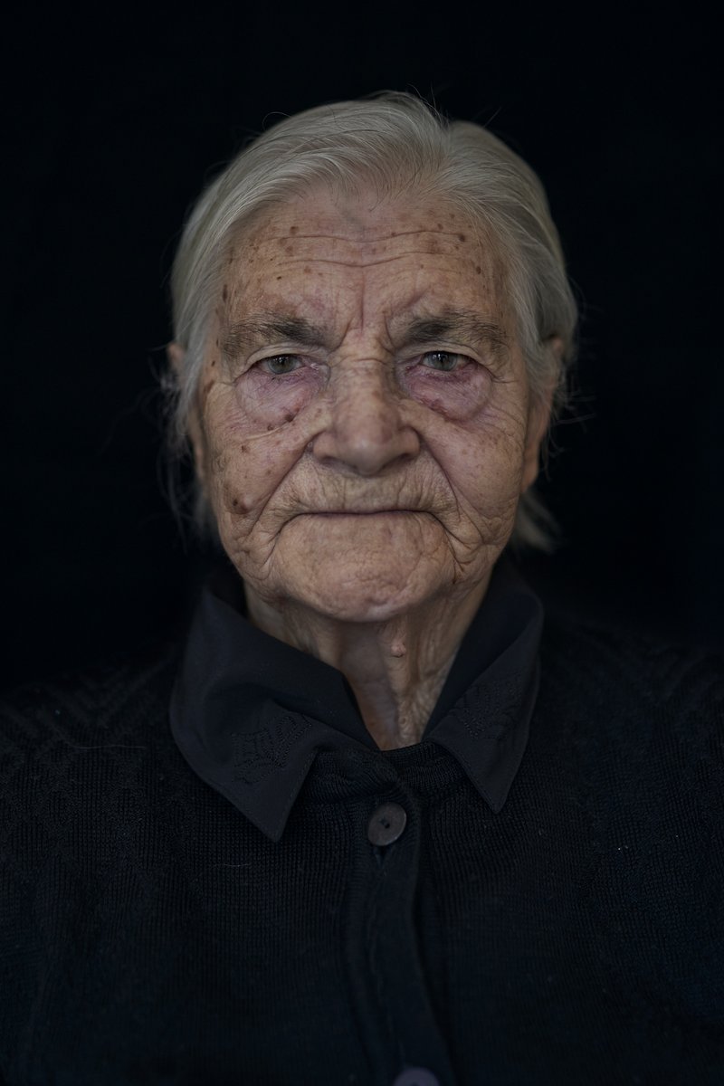 brais_lorenzo's tweet photo. Mulleres de Ferro é unha homenaxe ás mulleres. Neste grupo de retratos tomados en Galicia ó longo do último ano, as protagonistas son mulleres centenarias que superaron o coronavirus. Podedes ler as súas historias hoxe no @XLSemanal 

📸 @brais_lorenzo https://t.co/oyXIYgBHBO