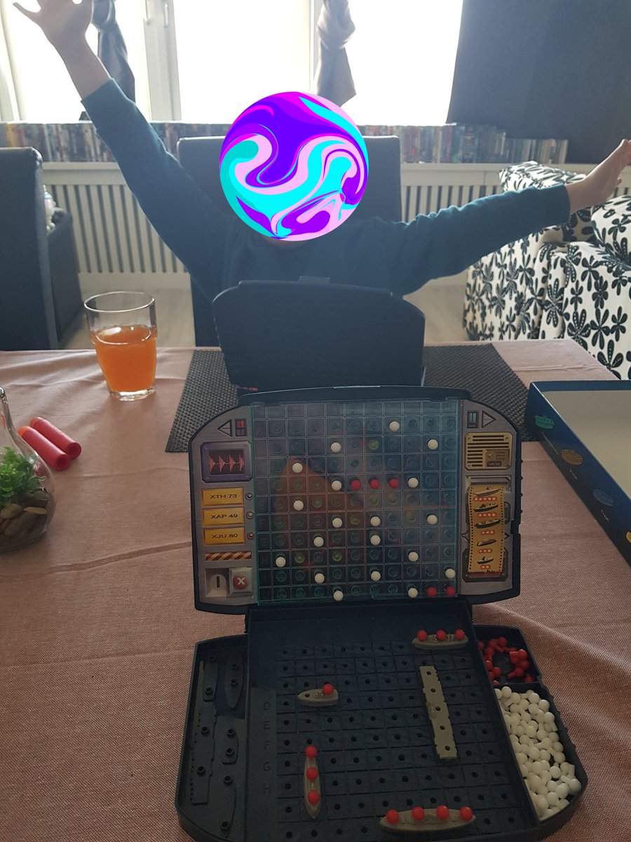 JartBanssen's tweet photo. Meneer van 9 was aan de winnende hand en ik appte zijn moeder een foto'tje. Zegt ie: 'Pap, app mij die foto ook even, vind ik leuk!' Papa was nog niet helemaal wakker en verloor ineens wel heel gemakkelijk. Hup, weg vliegdekschip! 😂 Moggûh. #Zeeslag #KleineValsspeler https://t.co/FHjklBzNZI