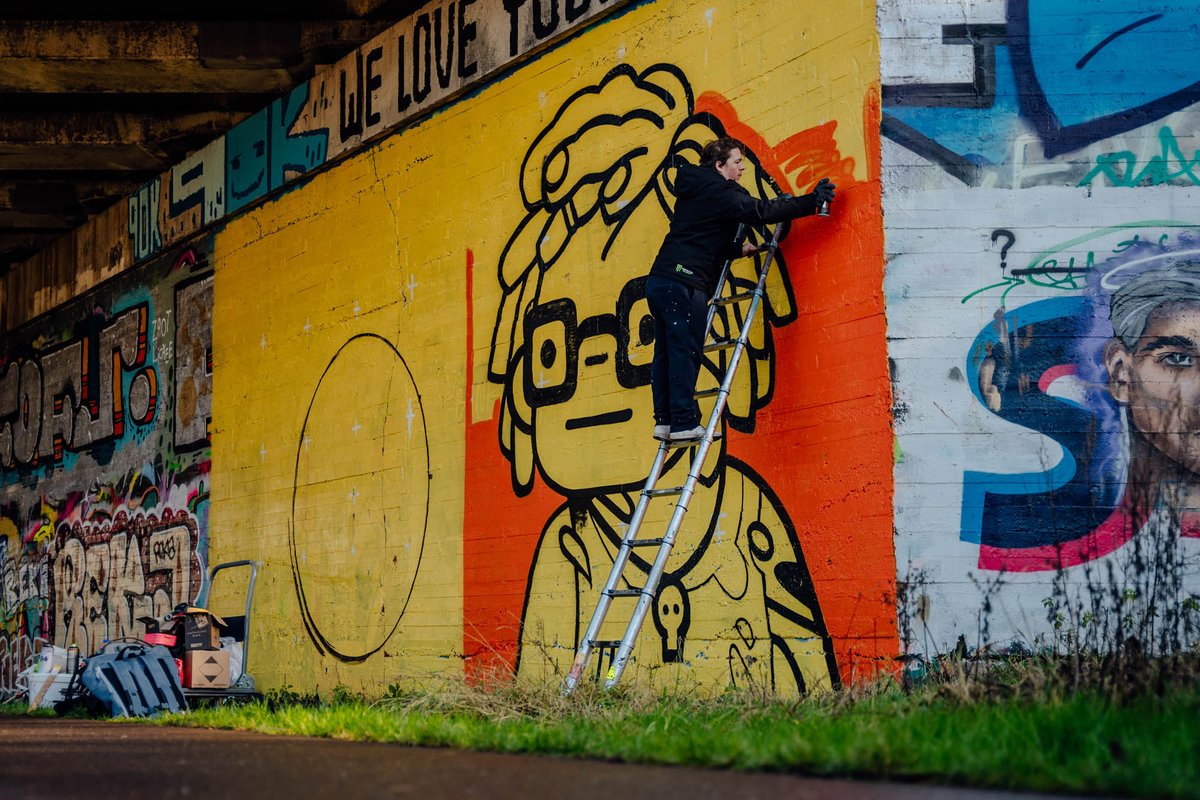 MERICAN_RADASS's tweet photo. Here are some behind-the-scenes pictures of my first graffiti experience - honored to have @AerosolKings as a mentor and still in awe when I see my 4x4m @deadfellz 😳🤩 https://t.co/Btbn92xcIW