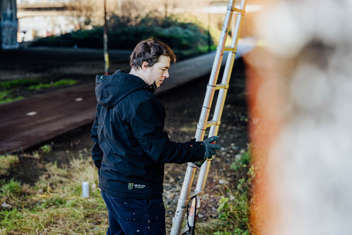 MERICAN_RADASS's tweet photo. Here are some behind-the-scenes pictures of my first graffiti experience - honored to have @AerosolKings as a mentor and still in awe when I see my 4x4m @deadfellz 😳🤩 https://t.co/Btbn92xcIW