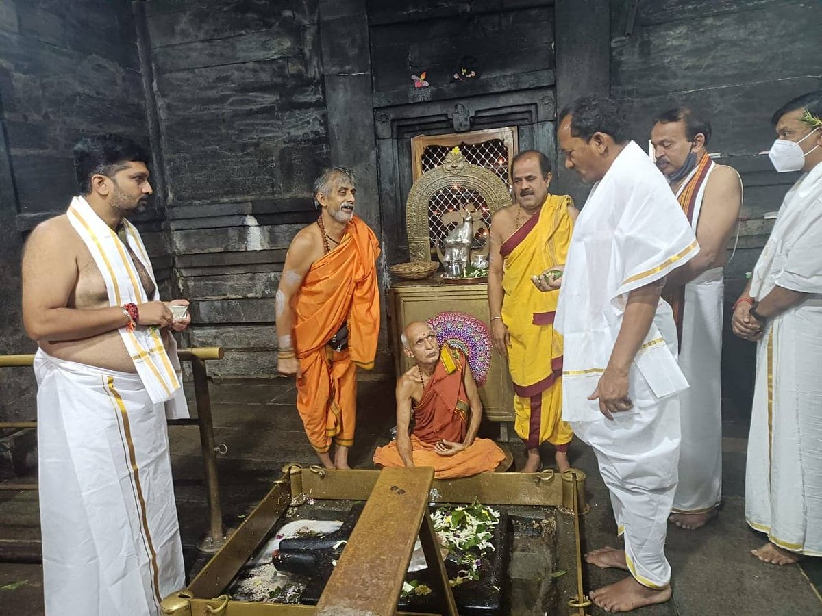 PrabhuChavanBJP's tweet image. ಇಂದು ಗೋಕರ್ಣದಲ್ಲಿ ಇಲಾಖೆಯ ಅಧಿಕಾರಿಗಳೊಂದಿಗೆ ಶ್ರೀ ಮಹಾಬಲೇಶ್ವರ ಸ್ವಾಮಿ ದೇವಸ್ಥಾನಕ್ಕೆ ತೆರಳಿ ಅಲ್ಲಿನ ಆತ್ಮಲಿಂಗಕ್ಕೆ ವಿಶೇಷ ಪೂಜೆ ಸಲ್ಲಿಸಿದೆ.

ಬಳಿಕ ದೇವಸ್ಥಾನದ ಆವರಣದಲ್ಲಿರುವ ಗೋಶಾಲೆಗೆ ಭೇಟಿ ನೀಡಿ ಗೋಪೂಜೆ ನೆರವೇರಿಸಿದೆ.

#Gokarna #AuradMLA #PrabhChavan

@BJP4Karnataka