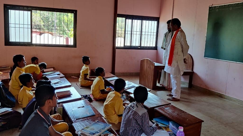 PrabhuChavanBJP's tweet image. ಇಂದು ಗೋಕರ್ಣದಲ್ಲಿ ಇಲಾಖೆಯ ಅಧಿಕಾರಿಗಳೊಂದಿಗೆ ಶ್ರೀ ಮಹಾಬಲೇಶ್ವರ ಸ್ವಾಮಿ ದೇವಸ್ಥಾನಕ್ಕೆ ತೆರಳಿ ಅಲ್ಲಿನ ಆತ್ಮಲಿಂಗಕ್ಕೆ ವಿಶೇಷ ಪೂಜೆ ಸಲ್ಲಿಸಿದೆ.

ಬಳಿಕ ದೇವಸ್ಥಾನದ ಆವರಣದಲ್ಲಿರುವ ಗೋಶಾಲೆಗೆ ಭೇಟಿ ನೀಡಿ ಗೋಪೂಜೆ ನೆರವೇರಿಸಿದೆ.

#Gokarna #AuradMLA #PrabhChavan

@BJP4Karnataka