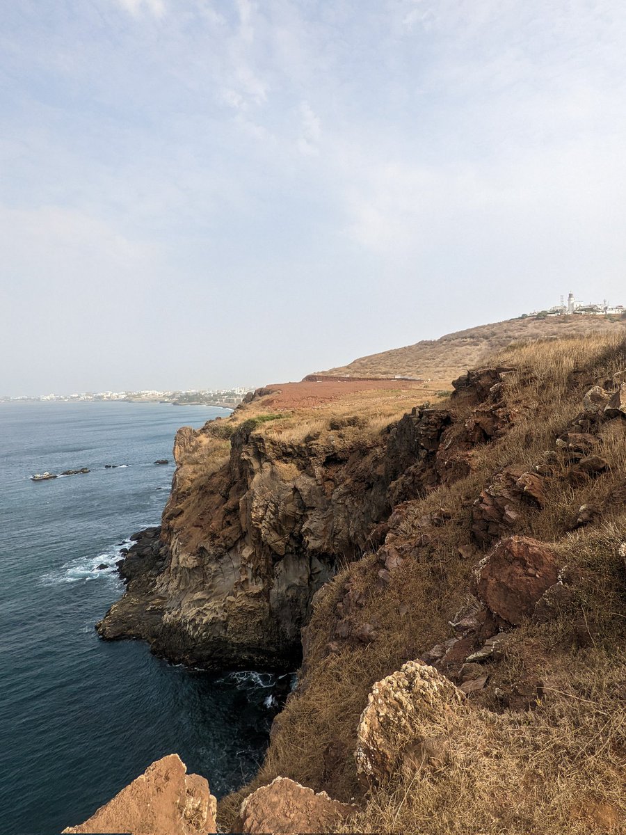 nilskaikai's tweet photo. Les alentours du phare des mamelles sont un des derniers endroits naturels  sur la corniche, malheureusement les constructions avancent jusqu en bordure des falaises et sur les flancs. Dommage pour les enfants, les promenades et les sportifs @SAVE_DAKAR #kebetu @BarthelemyDias1 https://t.co/Dm8uwpjIu0