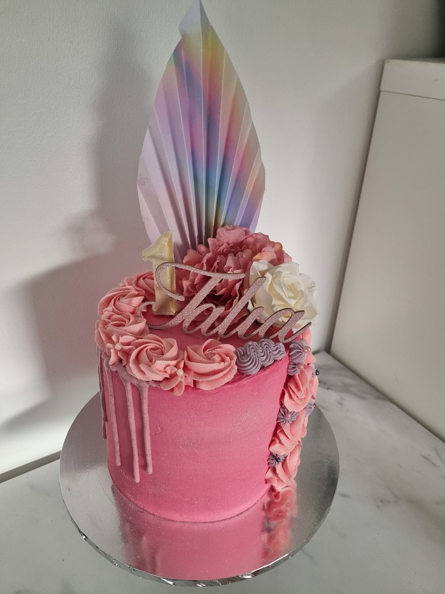 wee_doll's tweet photo. All I'm gonna say is, I was dancing my ass off in Lux at 3am, came home and drunk baked this wee banger for 10.30 😂
I do some of my best work drunk lol
#DrunkBaker https://t.co/8LGKUMf7SH