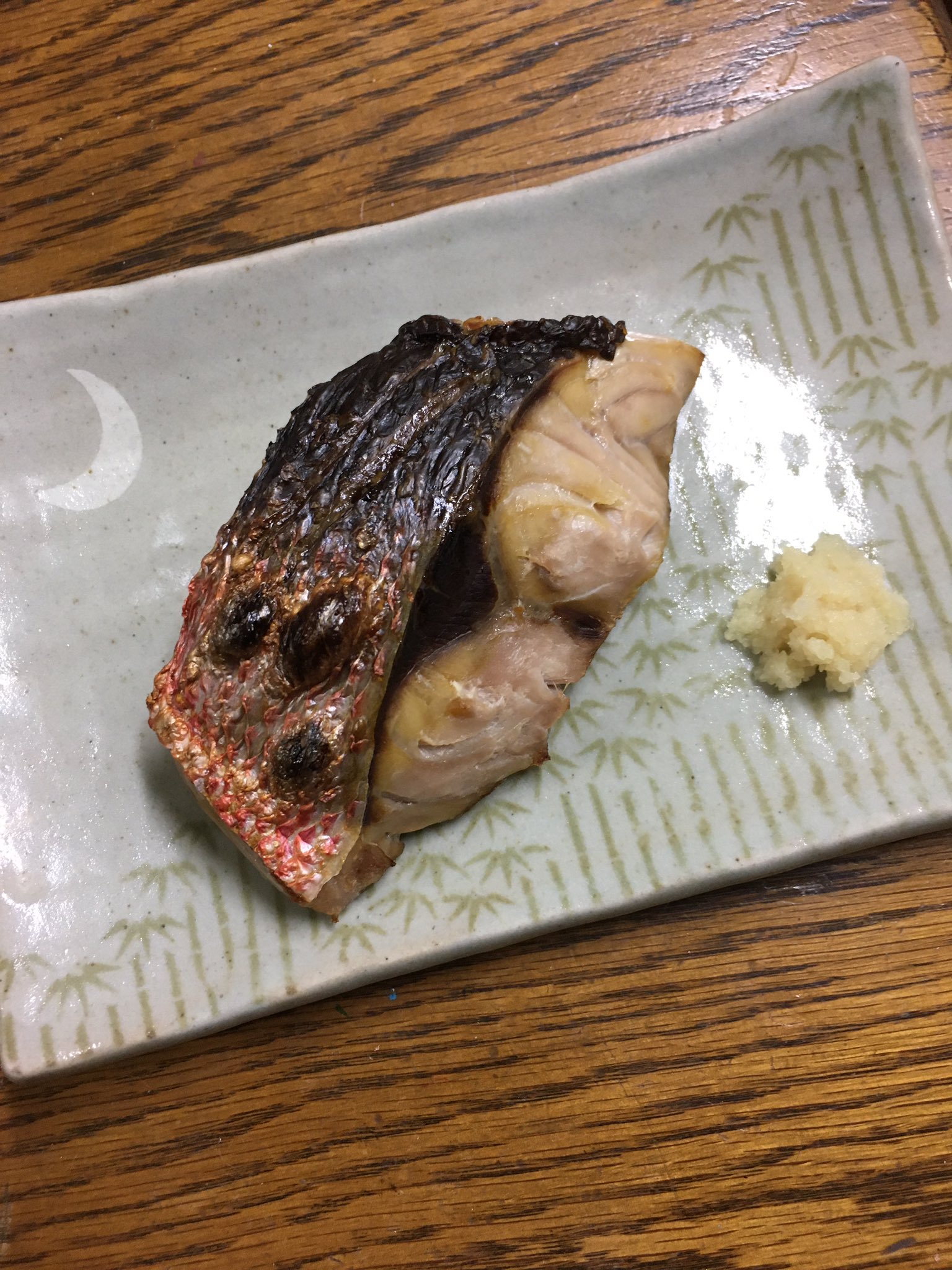 紗織 Saori 晩ごはん ハチビキの塩焼き ネットで調べると ハチビキは赤サバとも言われるらしいです 皮も身も赤いから赤身の魚だと思ったら白身の魚なのだとか 焼くと赤いの分かんないね 晩ごはん ハチビキ 赤サバ T Co Ymjyzb8ogx