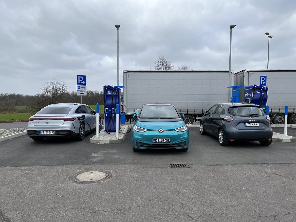 _MDL3's tweet photo. Going long distance with my #RenaultZOE. Tailwind decreases the consumption. Stormy weather today in north Germany. Charging at #ARALpulse #MercedesEQS #VolkswagenID3 https://t.co/Zf1FX68jn7