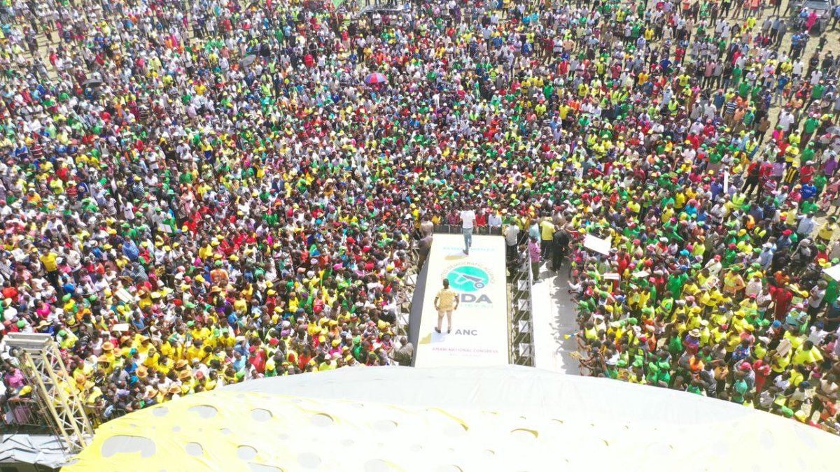 Kimoha254's tweet photo. Some wonders can only happen in Kenya where people don't have jobs but have time to attend political rallies. No food but have energy to stand the whole day listening to belly full politicians.
#RedMeetsBlue
#AzimioFraudsters
#NairobiImeamua
#TembeaNaNatembeya
#hatudanganyiki https://t.co/DC1okBDU0E