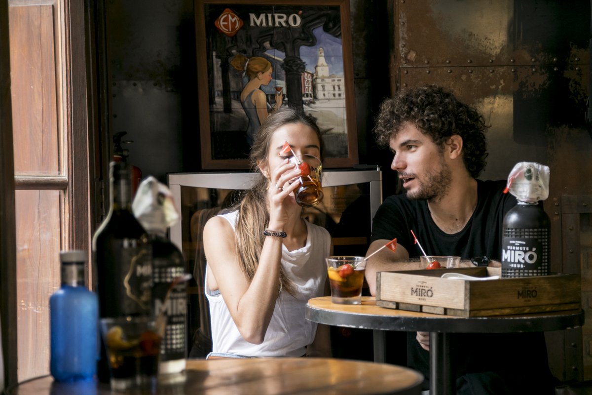 "Por muchos más tragos a tu lado los domingos al mediodía" 🖤

#momentomiró #vermuteando #vermutsmiró #lahoramiró #horadevermut #friends #vermut #miró #horavermut