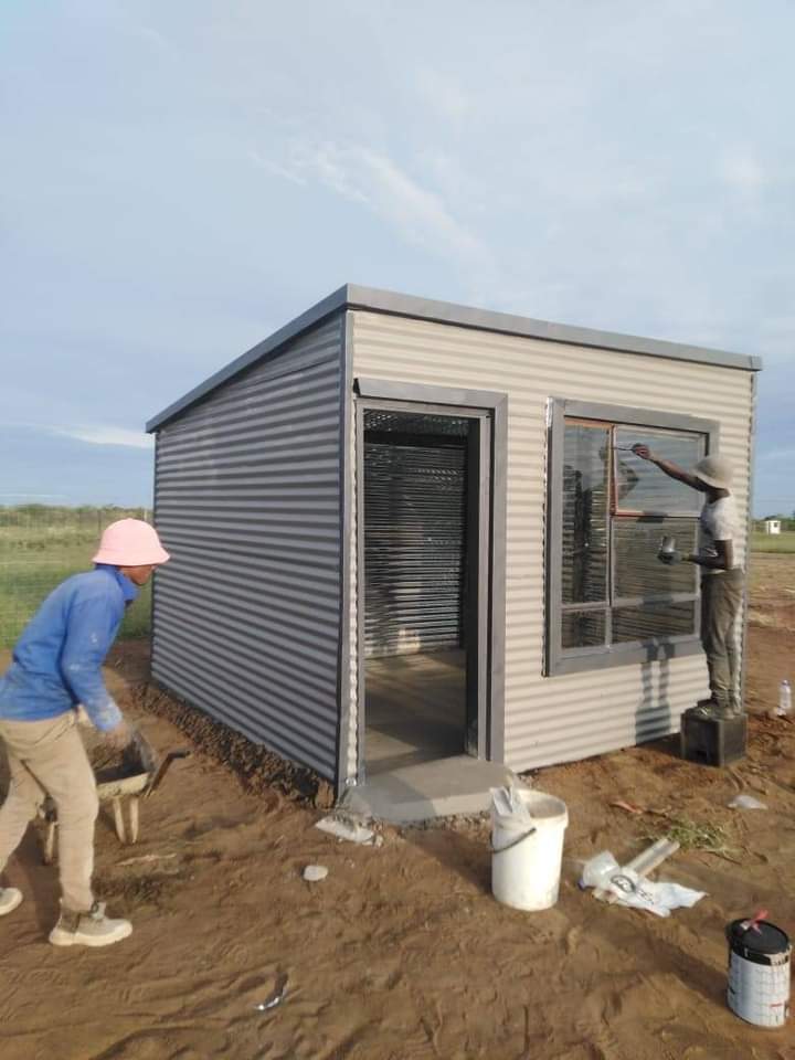 KasiEconomy's tweet image. Tebogo designs shacks for a living to feed his family.