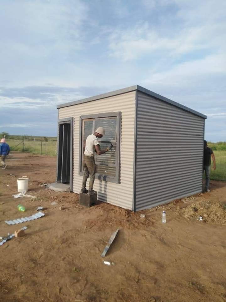 KasiEconomy's tweet image. Tebogo designs shacks for a living to feed his family.