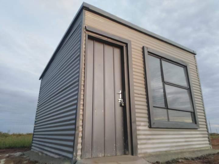 KasiEconomy's tweet image. Tebogo designs shacks for a living to feed his family.