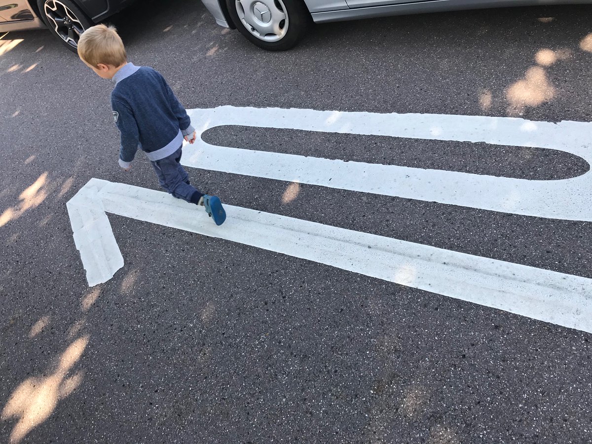 Kinder an die Leine, Bäume in Blumentöpfe und der gelbe Sack ist ein grüner Punkt.

Bis es nicht mehr weitergeht.

Abgefahren. Autoland. Abfall.
Der geräderte Mensch stirbt (sich selbst) aus.

#1fachbewegen #Saarbrücken #mobility #oneworld #RäumefürBäume