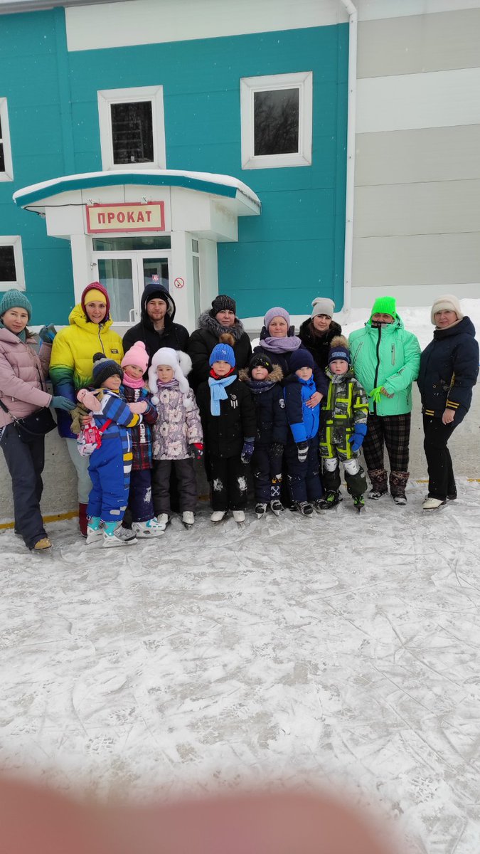 Наша группа  осуществила давнюю «ледовую мечту». Дружной компанией (ДЕТИ,  родители, педагоги) мы выбрались на каток. Кто-то уже хорошо умеет кататься и с лёгкостью скользил, показывая сложные трюки, а кто-то из детей и взрослых впервые встал на коньки и только учился.