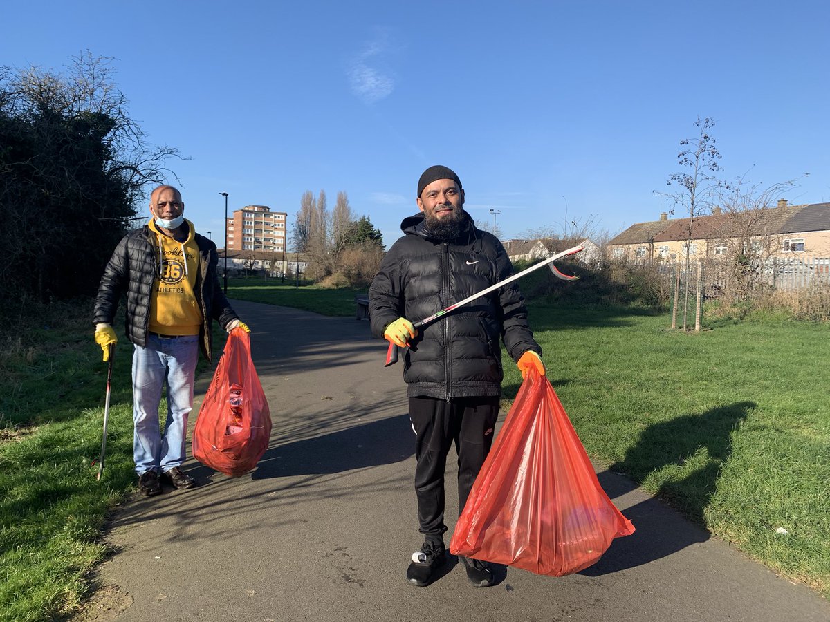 .@emdad07 from the #LittleLitterLeague in Dagenham has joined todays clean up event and has already collected a bag’s worth of rubbish! He litter picks every single day 🥇and says it’s so important that we all do our bit for a #CleanerBD 👍🏼