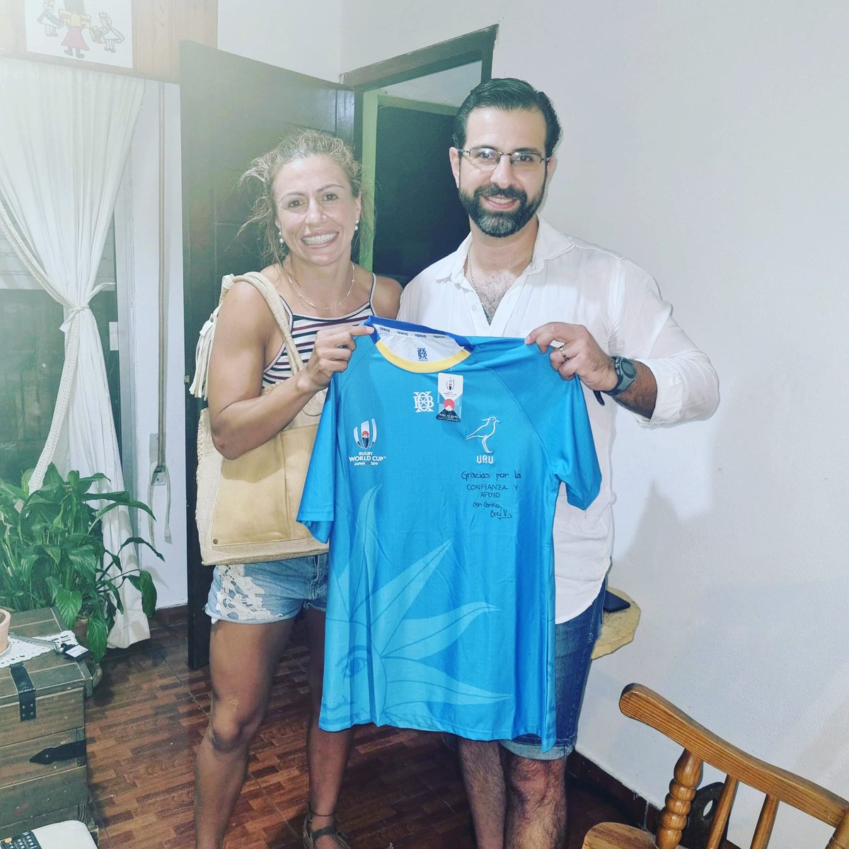 fmeirell's tweet photo. Esta semana me pasó de todo pero esto fue lo mejor impresionante gesto, feliz por mi camiseta de Uruguay firmada por la primer jugadora que jugará de forma profesional en el exterior en la historia del rugby en Uruguay. #LOMEJORESTAPORVENIR https://t.co/pbWwwdDeFl