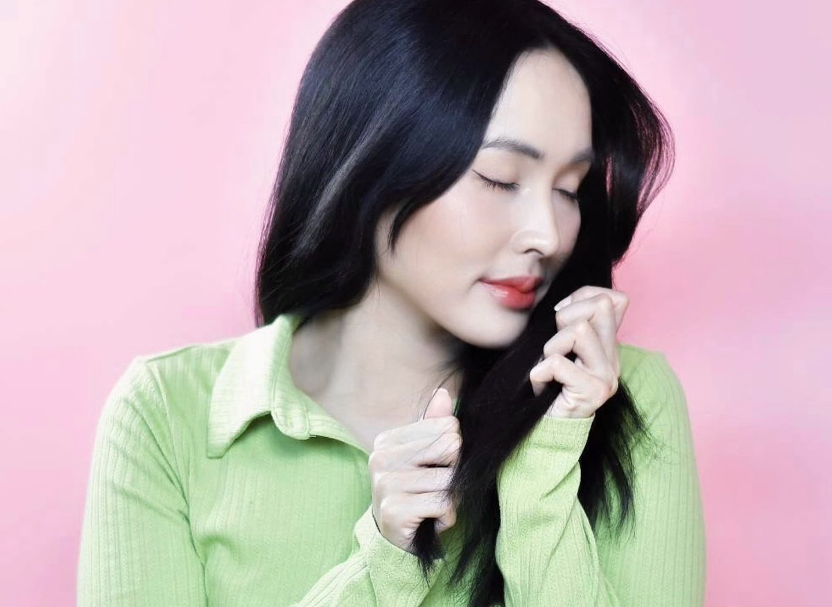 วันนี้มาบอกไอเท็มลับ🤫ไปกินปิ้งย่างยังไงแต่ผมยังหอมอยู่ 🥰🌸🌷วิใช้อันนี้เลย #รีจอยส์สเปรย์น้ำหอม ฉีดทีเดียวผมหอมนานถึง48 ชม. พร้อมทั้งบำรุงผมให้เรียบลื่นไม่ชี้ฟู ชอบกลิ่นเค้าหอมแบบลูกคุณ ยิ่งจับผม หรือเอามือลูบจะยิ่งหอมเลย ฟินนนสุด ใน Shopee มี 💖#ผมหอมต้องมาสเปรย์ต้องมี #ad