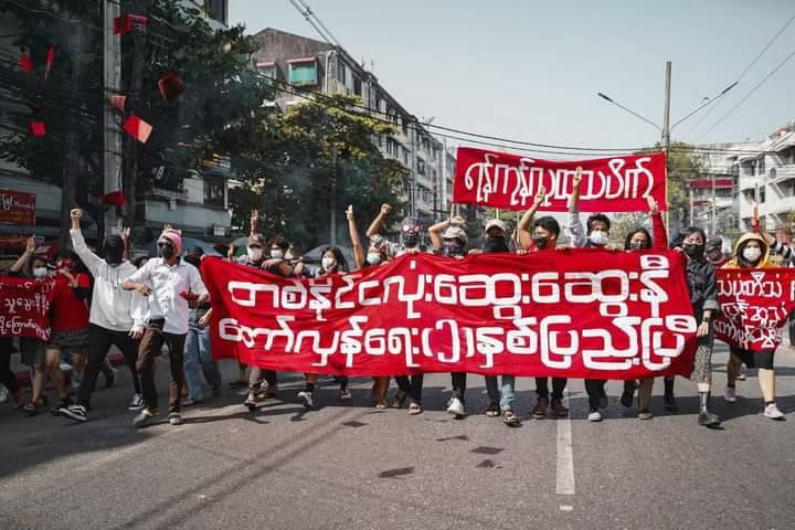 EithinzarMM's tweet photo. There is a real #SpiderMan in our country who is against the military dictatorship. #တနိုင်ငံလုံးဆွေးဆွေးနီတော်လှန်ရေး၁နှစ်ပြည့်ပြီ 

#WhatsHappeiningInMyanmar 
#RejectMilitaryCoup 
#SpiderMan 
#ရန်ကုန်လူထုသပိတ် 

￼ https://t.co/84q8x5jcUs