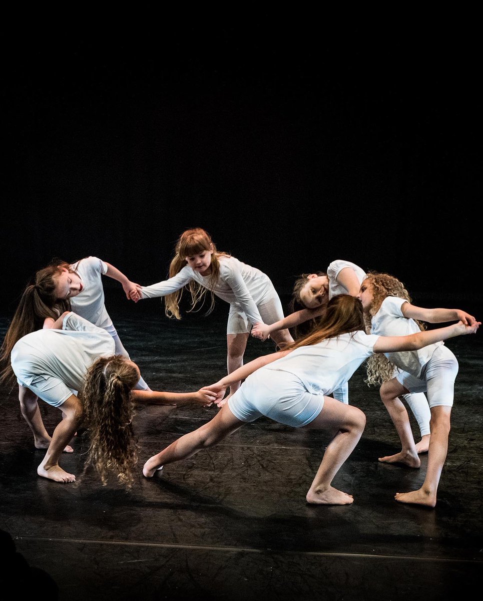 ProjectsDance's tweet image. Dance class was always so competitive when I was younger. It’s time for a change… Creating mutual respect, friendships and bonds is up there with our main priorities at FDP. #friendship #lifelessons #Dance #Dancehall #creatingfriendships #positivechange #follobackforfolloback