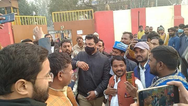 RahulPradhan84's tweet photo. भाई चंद्रशेखर आजाद जी गोरखपूर पहुंचे हैं. 
@BhimArmyChief https://t.co/VBIPKqJq6J