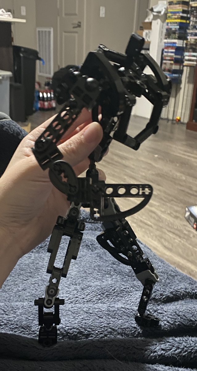 cyb3r_raven's tweet photo. More success!! I was able to MOC a bit tonight before my illness made me stop! Still messing around with a new frame design. This one may end up being my tallest yet. The goal with this frame is to allow me to easily incorporate system into it.

#bionicle #lego #technic #mocing https://t.co/F84sVLtBt0