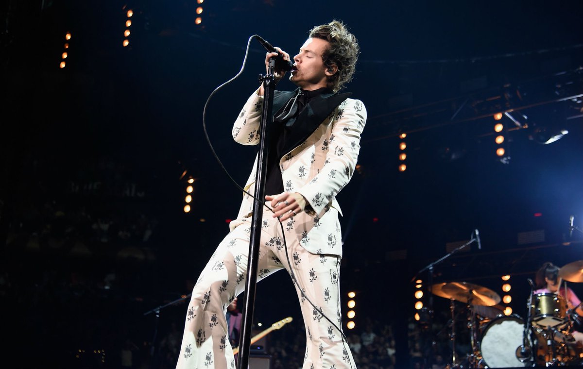 AcostaMzk's tweet photo. HARRY STYLES debutará en el icónico escenario piramidal del #Glastonbury de este año donde ya están confirmadas Billie Eilish y Diana Ross.

#HarryStyles #PyramidStage #BillieEilish #DianaRoss https://t.co/Z86iZRuYCn