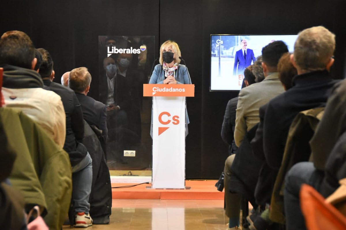 CiudadanosCs's tweet photo. 👪👨‍👩‍👦‍👦👩‍👩‍👧👩‍👧 Hoy  hemos estado en Salamanca para el Acto 'Castilla y León para las familias', con la participación de @InesArrimadas, #VerónicaCasado, @LuisFuentesCs y @davidcsequeros.

@FranciscoIgea ha enviado un mensaje por vídeo. 

Te lo mostramos todo en este hilo👇 https://t.co/5vurWmenGG