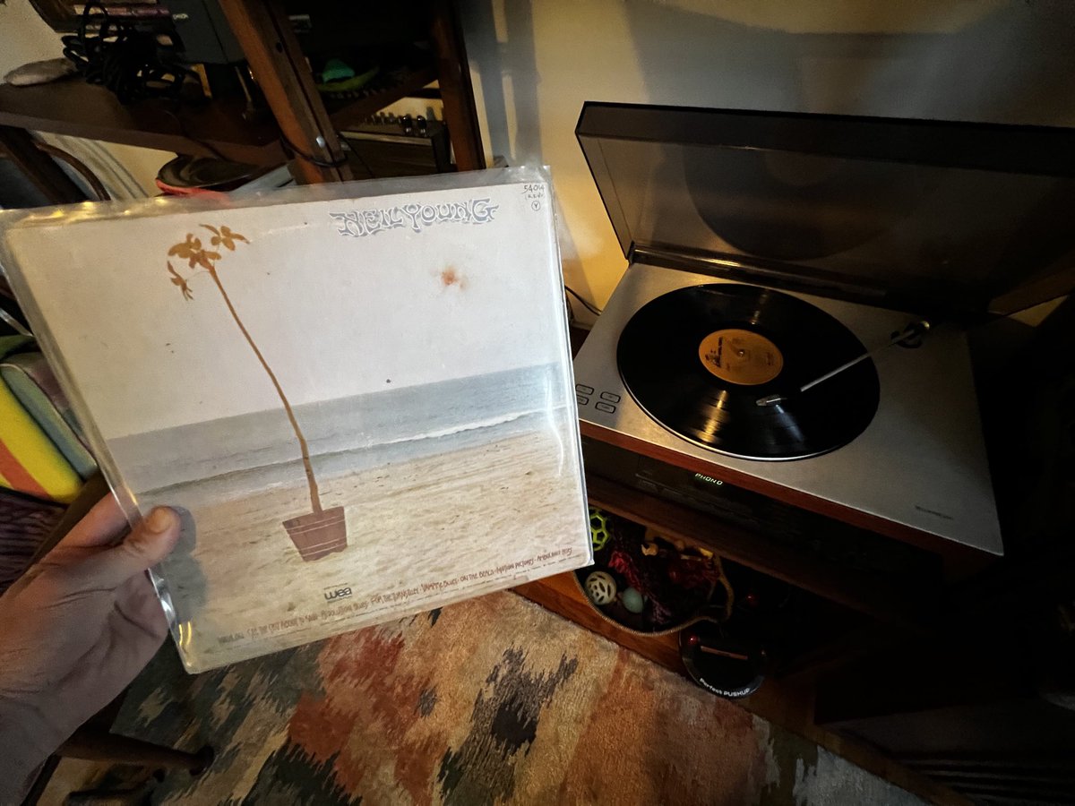 Who needs Spotify when you got the vinyl? Well done ⁦⁦<a href="/Neilyoung/">Neil Young</a>⁩