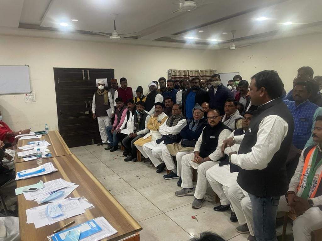 INC_Dhanbad's tweet photo. आज झ��रखण्ड प्रेदेश कांग्रेस मुख्यालय रांची में प्रदेश प्रभारी श्री @avinashpandeinc जी, सह प्रभारी श्री @UmangSinghar जी, प्रदेशाध्यक्ष श्री @RajeshThakurINC जी के साथ बैठक में अपनी बातों को रखते धनबाद जिला के सम्मानित नेतागण।
@BRAJENDRPASINGH 
@RKvermaINC 
@GopalKrishnaINC https://t.co/MsnTGoU09X
