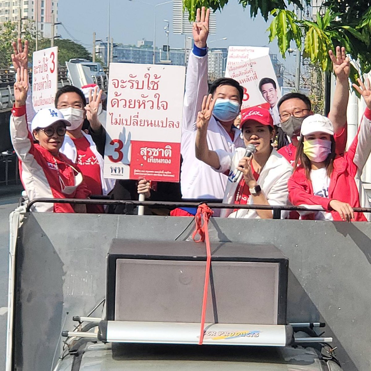 jamornvivat's tweet image. ชัยชนะเล็กๆ ของฝ่ายประชาธิปไตย...
ป้ายหน้า #ประยุทธ์ออกไป

ยินดีกับสส.ใหม่ #สุรชาติ เทียนทอง
#รับใช้ด้วยหัวใจไม่เปลี่ยนแปลง