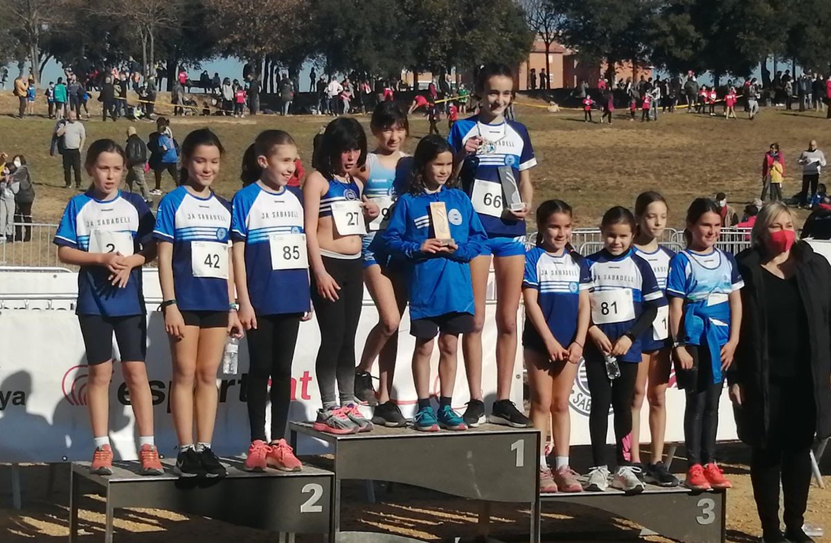 sapoconcho's tweet photo. Supermatinal amb les petites atletes de la casa a la 60a edició del cros de Sant Sebastià. 
#esquancorroquehiveigclar #atletisme #Escuredotime #esport #esportfemeni https://t.co/eN7CsuZBmr