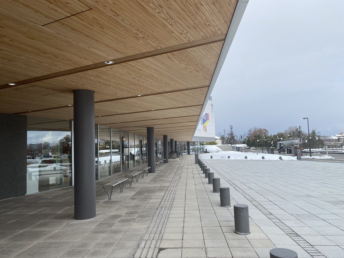 hatik5's tweet photo. 富山県美術館
設計:内藤廣
富山県富山市木場町にある公立美術館。
周辺のランドスケープを積極的に生かす形で設計されており、東側ホワイエから立山連峰を一望することができる。
運河公園に���し良好な周辺環境にある反面、浸水の可能性を考慮し、展示空間や収蔵庫は2階以上に配置されてる。 https://t.co/vXFHXAJcjV