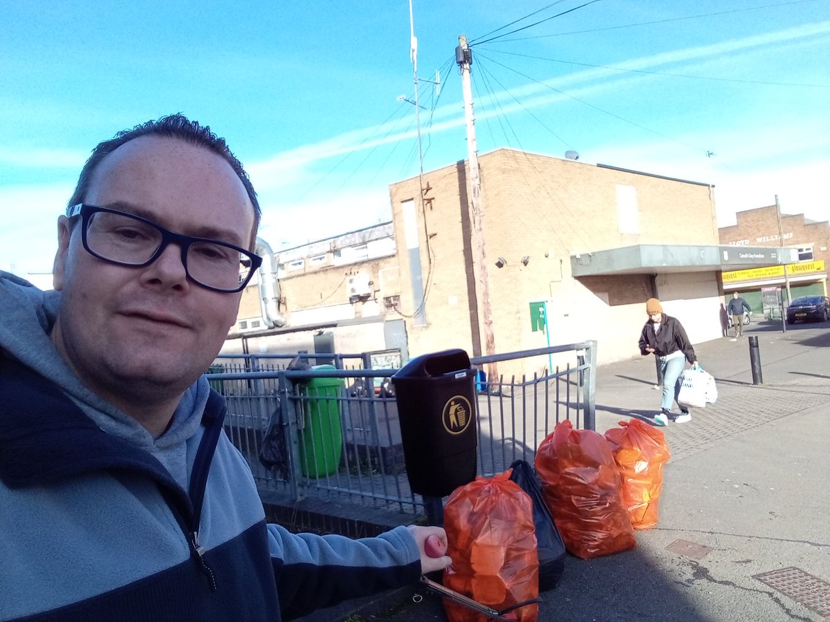 ryanogo's tweet photo. Out this morning litter picking around Connah's Quay , Thornfield Av, Medical Centre, Fron Rd with @MartinWhite66 @Paul4Golftyn @Labour4CQuay #QuayClean https://t.co/bQrBo7SnVo