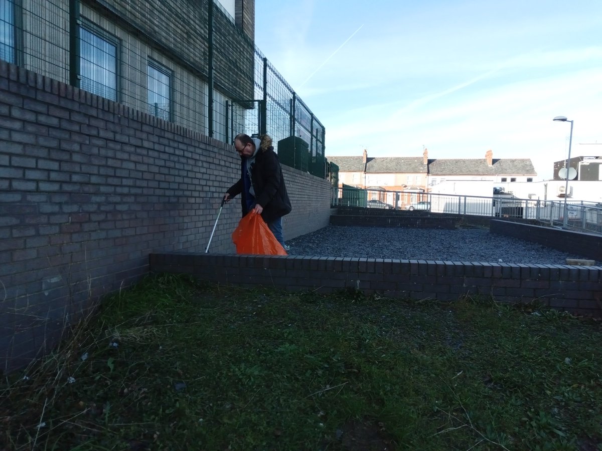 ryanogo's tweet photo. Out this morning litter picking around Connah's Quay , Thornfield Av, Medical Centre, Fron Rd with @MartinWhite66 @Paul4Golftyn @Labour4CQuay #QuayClean https://t.co/bQrBo7SnVo