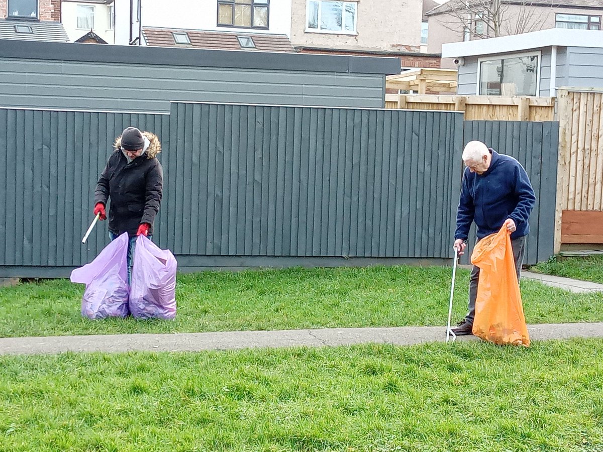 ryanogo's tweet photo. Out this morning litter picking around Connah's Quay , Thornfield Av, Medical Centre, Fron Rd with @MartinWhite66 @Paul4Golftyn @Labour4CQuay #QuayClean https://t.co/bQrBo7SnVo