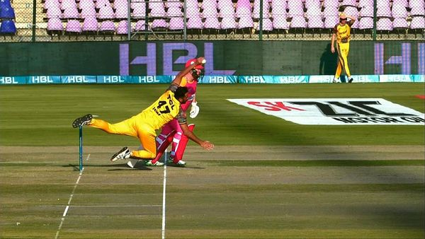 Nawaiwaqt_'s tweet photo. #PSL7 #Karachi #Pakistan Super League #5thMatch 
Looks HORRIBLE  
@WahabViki
#IslamabadUnited
 Thank god he's okay
#PeshawarZalmi @PeshawarZalmi  @IsbUnited @thePSLt20 @TheRealPCBMedia @TheRealPCB #IUvPZ #PZvIU https://t.co/d64QXg2cXJ