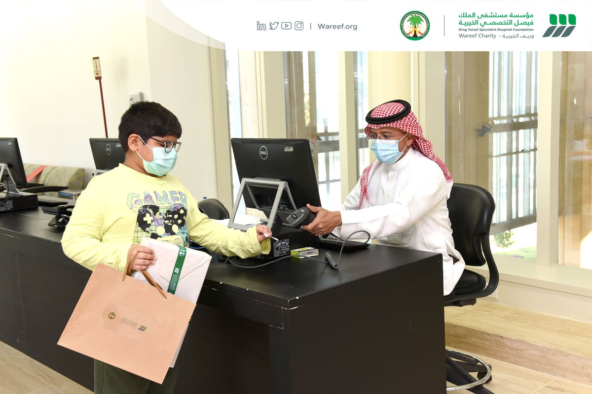 WareefCharity's tweet photo. جانب من تسليم هدايا للأطفال الذين تلقوا لقاح كورونا في مستشفى الملك فيصل التخصصي ومركز الأبحاث @KFSHRC https://t.co/MpP6MzF0zk