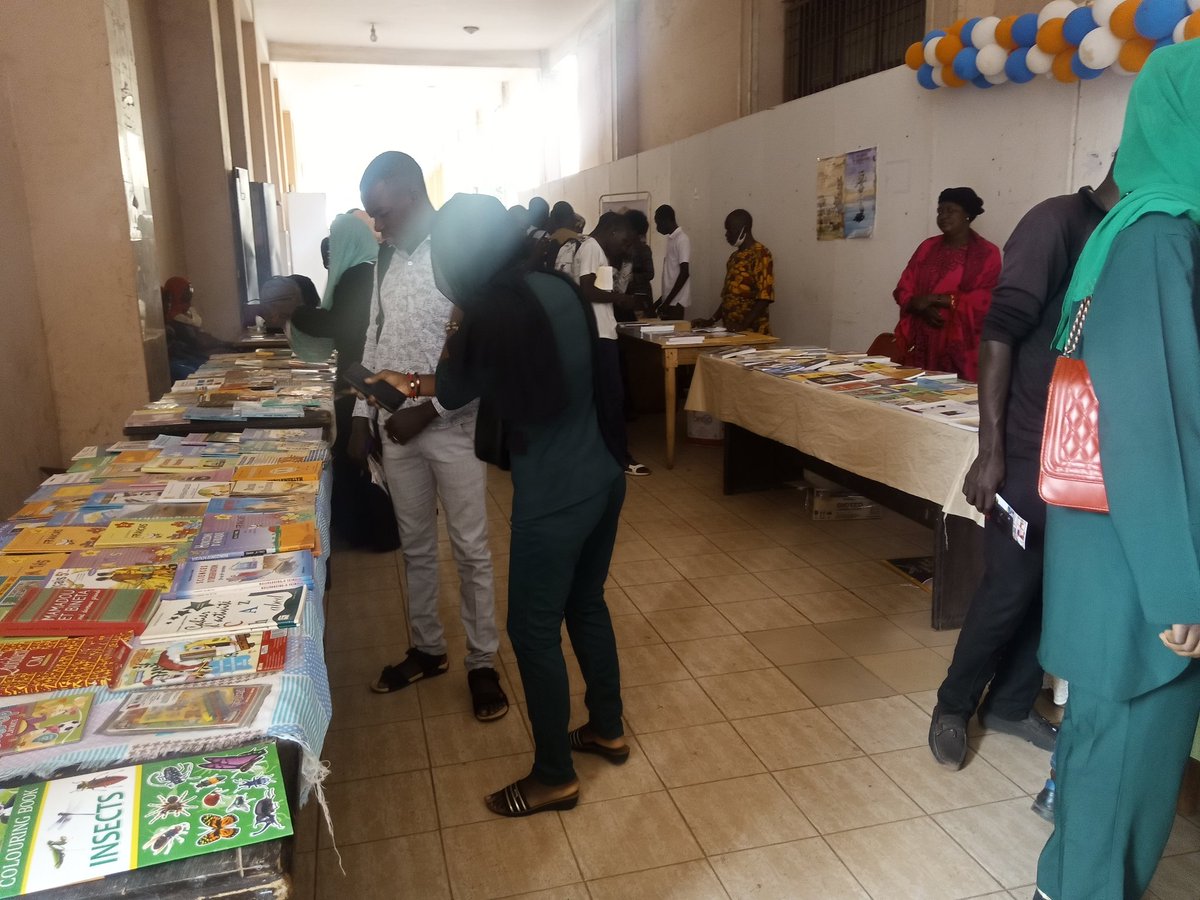 06BOUBA's tweet photo. Le partage nous permet de gagner et de grandir. Hier c'était le Salon International de Livres d'Economies et de Management ( #SILEM). Un moment historique en Afrique de l'ouest francophone car ce salon est unique, inédit et innovant. #books #livres #EconomicTimes #Mali 1/3 https://t.co/UIuTPAShJB