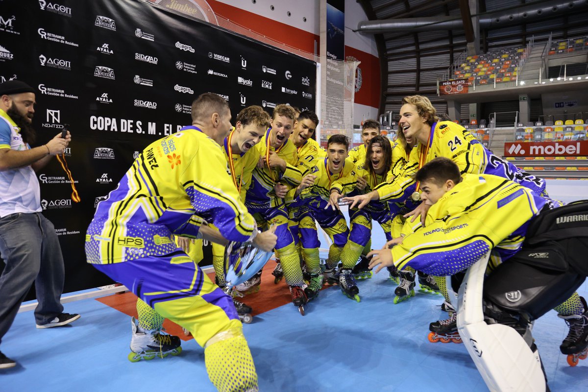 FedPatinaje's tweet photo. #CopaHLM #CopaHLF | @clubmolinasport y @3cpatinclub se proclaman campeones de la Copa de SM El Rey y SM La Reina 2022 🏆👏
🔹 Cartagena se ha convertido en la capital del hockey línea este fin de semana.
📰+ info: https://t.co/Xcwc3iVhVK
(📸 @by_vel) https://t.co/6XdJ8WShCv