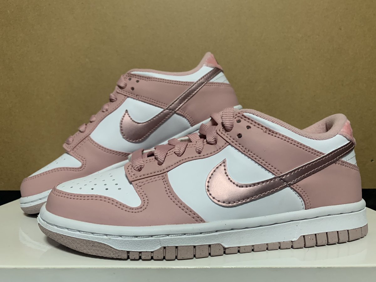 IvaanR19's tweet photo. Vendo dunk pink velvet 36,5 https://t.co/q5n5KBclaQ