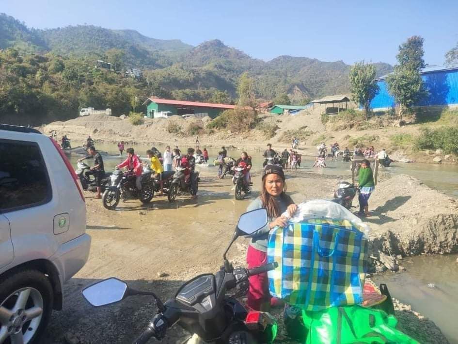 Chanapai247's tweet photo. Fighting between #Rikhawdar based KhaLaYa 268 and local resistance group has led about 2,000 locals to abscond towards Mizoram of India. Owing to possible clashes, those people in Myanmar-India border have to stay only at their hideouts.
#WhatsHappeningInMyanmar 
#2022Jan30Coup https://t.co/mxVrvuHfXl