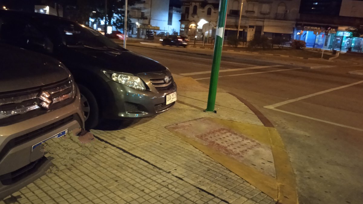Ayer en la noche. En la esquina de Luis Alberto de Herrera y Gral Flores. Año tras año una foto, otra foto, un reclamo pero sigue igual. <a href="/CiudadAbiertaUY/">Colectivo Ciudad Abierta</a> <a href="/imtransito/">Montevideo Tránsito</a> <a href="/PeatonesMVD/">Peatones Unidos MVD</a>