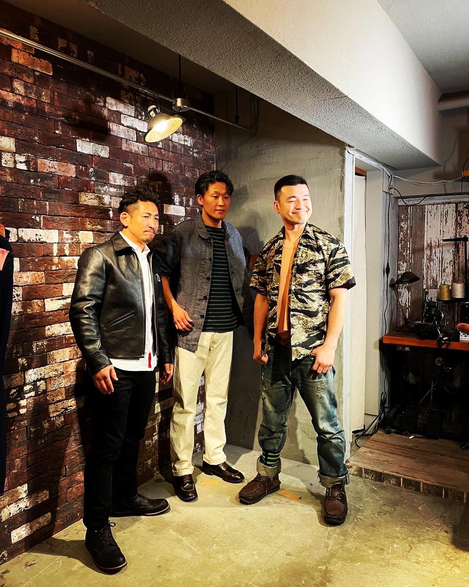 sirasu0424's tweet photo. JELADO展示会へ!こだわりのアメカジブランドジェラードの春夏モデルの展示会に行きました!オーナー後藤さんのこだわりの服!男心をくすぐるアイテムが満載でした。春が楽しみです。
#jelado #JELADO #アメカジ #こだわりの服 #redwing #redwingblacksmith
#後藤洋平 #クレイジー884 https://t.co/XMN7cg9BtB