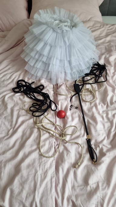 sunday = funday 😈💦 https://t.co/Zsa9IWIgnY