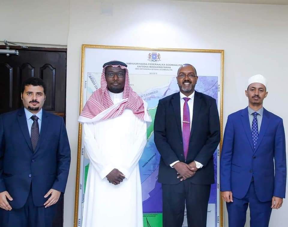 mbjaamac's tweet photo. بحث سعادة المدير العام للقصر الجمهوري د.محمد عبدالله عيسي اليوم مع سفير المملكة العربية السعودية السيد أحمد بن محمد صالح المولد أوجه  تعزيز العلاقات والتعاون الثنائي بين بلدينا بما يعزز روابط الاخوة المتينة، مؤكدا تقديم كل الدعم لتسهيل عمل بعثة خادم الحرمين الشريفين في الصومال. https://t.co/sgGYdiNq6X