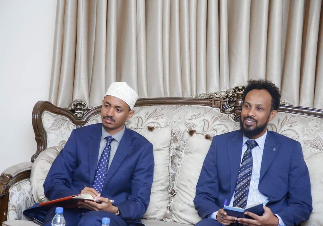 mbjaamac's tweet photo. بحث سعادة المدير العام للقصر الجمهوري د.محمد عبدالله عيسي اليوم مع سفير المملكة العربية السعودية السيد أحمد بن محمد صالح المولد أوجه  تعزيز العلاقات والتعاون الثنائي بين بلدينا بما يعزز روابط الاخوة المتينة، مؤكدا تقديم كل الدعم لتسهيل عمل بعثة خادم الحرمين الشريفين في الصومال. https://t.co/sgGYdiNq6X