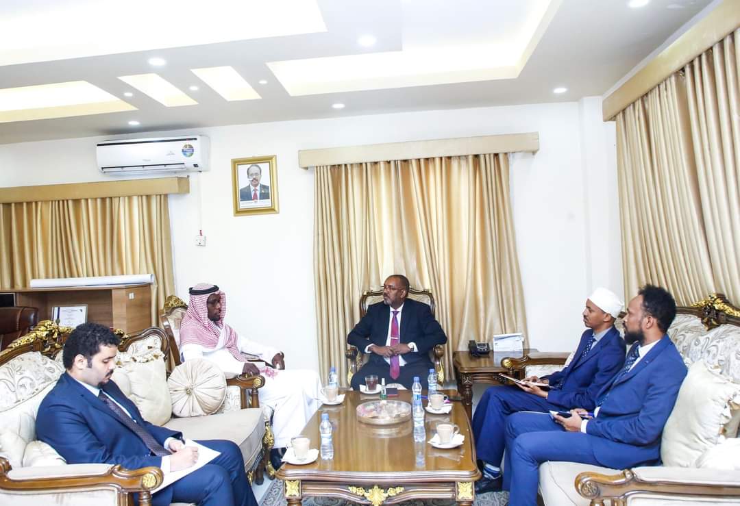 mbjaamac's tweet photo. بحث سعادة المدير العام للقصر الجمهوري د.محمد عبدالله عيسي اليوم مع سفير المملكة العربية السعودية السيد أحمد بن محمد صالح المولد أوجه  تعزيز العلاقات والتعاون الثنائي بين بلدينا بما يعزز روابط الاخوة المتينة، مؤكدا تقديم كل الدعم لتسهيل عمل بعثة خادم الحرمين الشريفين في الصومال. https://t.co/sgGYdiNq6X