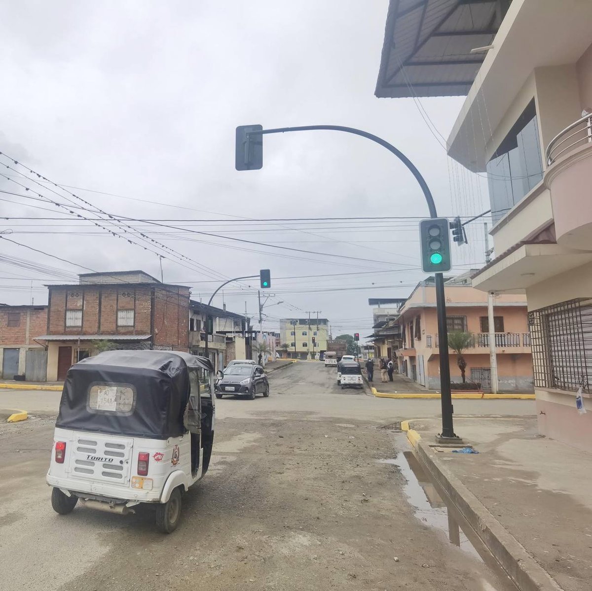 Larry_vite's tweet photo. OSCAR PALADINES #LAseguridadVial
Junto a personal de #Emotvv trabajamos en la instalación de elementos semafóricos en la intersección de las calles Edmundo Chiriboga y 15 de octubre, con el objetivo de mantener el orden vehícular dentro de esta zona.
LArry Alcalde ✔️🐪 https://t.co/iX5rAIjCKZ