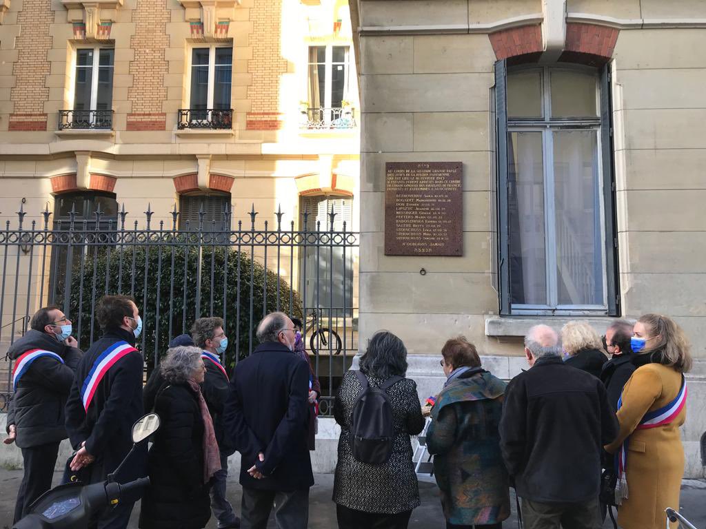 ElieJoussellin's tweet photo. Comme tous les ans, les élu.e.s de #paris10, avec les militants de l'#AMEJD, ont fleuri les plaques en souvenir des enfants déportés parce que nés juifs. Ns continuerons à faire vivre cette mémoire, à lutter contre le racisme et l'antisémitisme et toutes les idées négationnistes. https://t.co/K2OK73RszW
