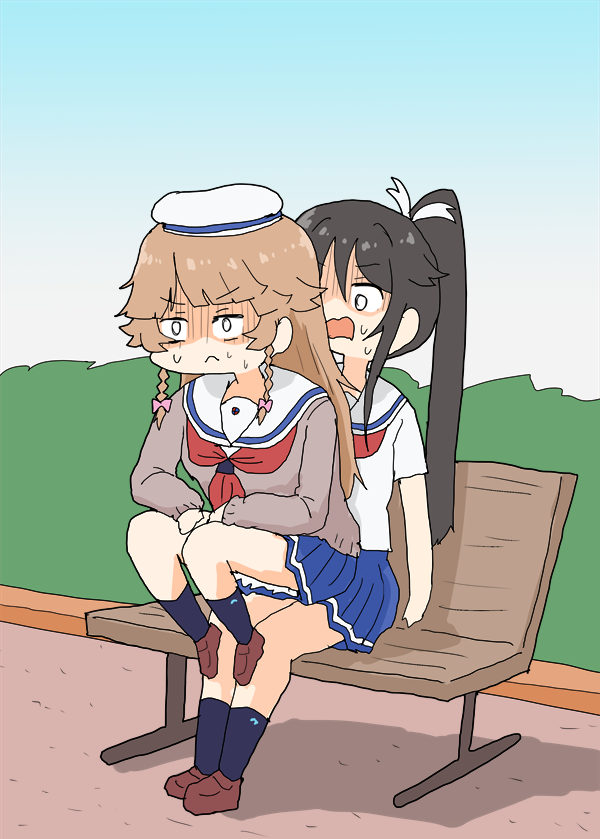 「誤ってシロちゃんに座ってしまったのでツッコミを待つココちゃんと突然の奇行に怖くて」|明日葉トモロウ/ダービーガールズ８【C-33】のイラスト
